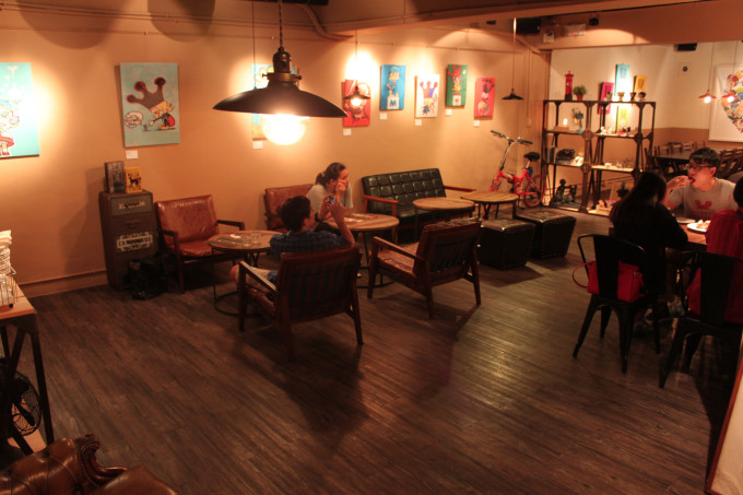 【台北。大安】带沙发客朝圣,台北东区阿信潮流咖啡店~StayReal Café。